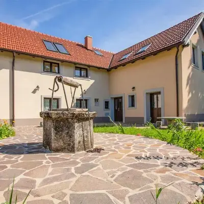 1 Bedroom Stunning Apartment In Col