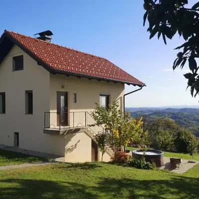 Apartma Hiša na Ravnah with hot tub