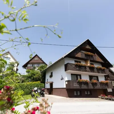 Apartments and rooms Pri Urhu