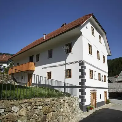Juvanova hiša (all house)
